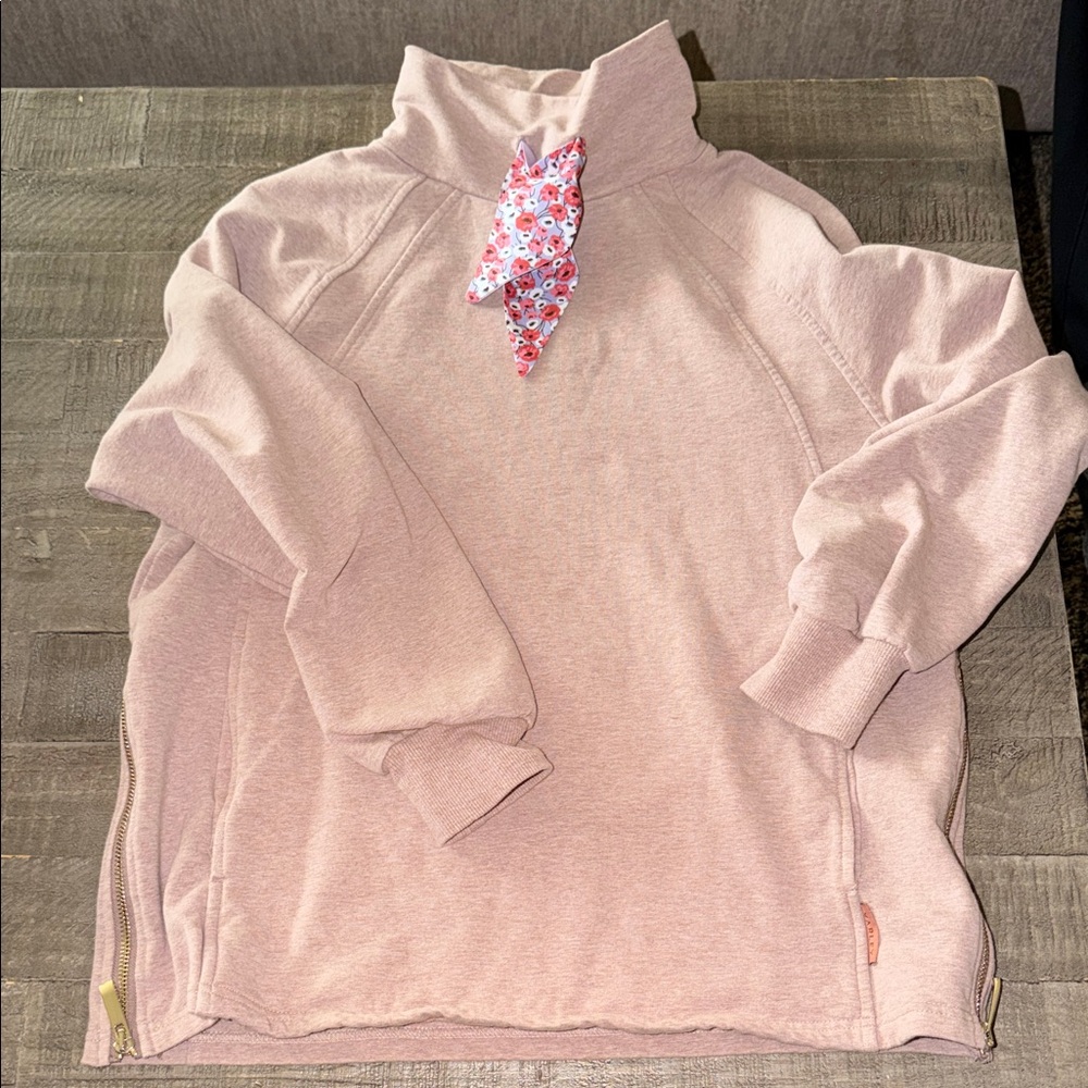 Varley Cozy sweatshirt with a floral accent scarf. Perfect for casual wear. smal - Picture 5 of 11